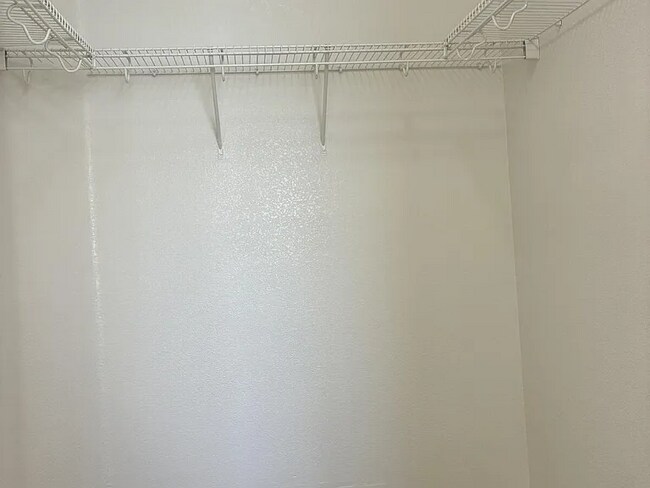 Foto del edificio - Spacious 4-Bedroom Haven with 2 Baths