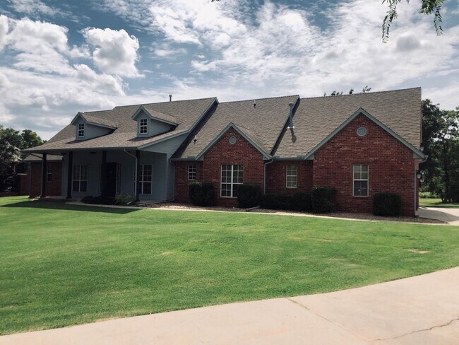 Foto del edificio - 4 bed + office + Bonus room/2nd Living upstairs, 3 bath on 2+ Acres in Moore Schools !