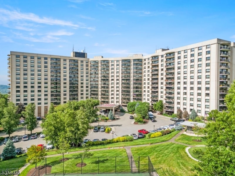 2 Claridge Dr Unit 3GW, Verona, NJ 07044 Room for Rent in Verona, NJ