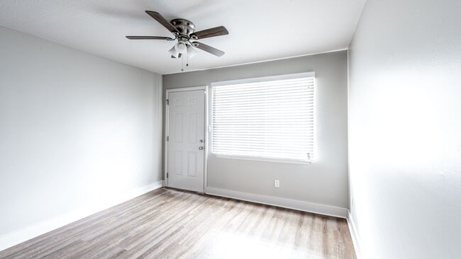 Building Photo - 3807 Newhaven Dr