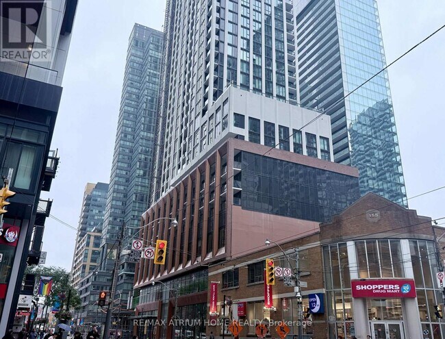 Photo du bâtiment - 400 King St W