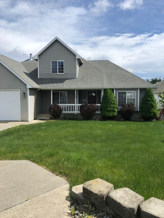 Building Photo - 3 Bed, 2.5 Bath on Military Hill!