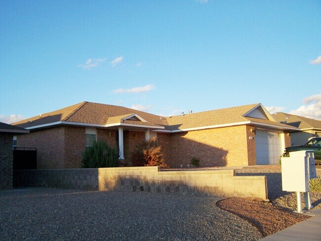 Foto del edificio - Beautiful 4 Bedroom / 2 Bath Home Ready fo...