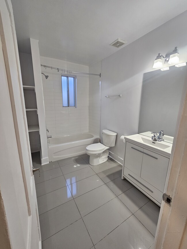 Building Photo - 1309 Gerrard St E