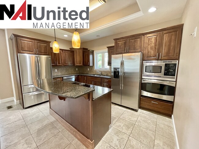 Building Photo - 5 bedroom, 5 bathroom, 3 car garage home -...
