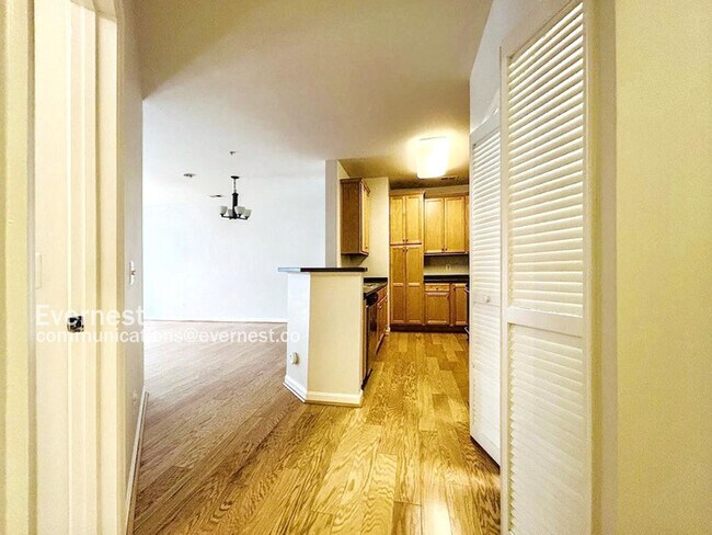 Foto del edificio - 1-Bed, 1-Bath Modern Condo with Balcony and Off-Street Parking