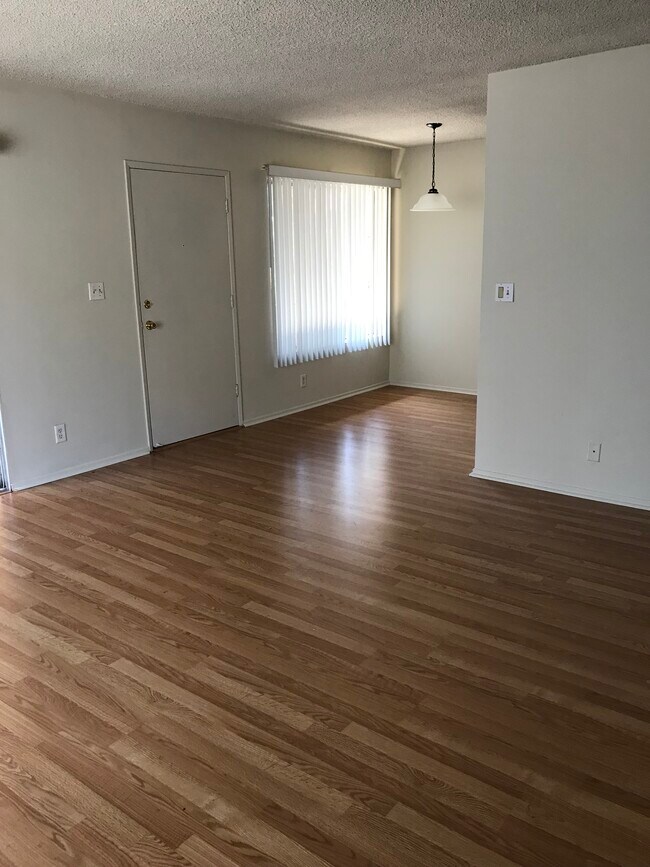 Building Photo - 2627 10th Ct