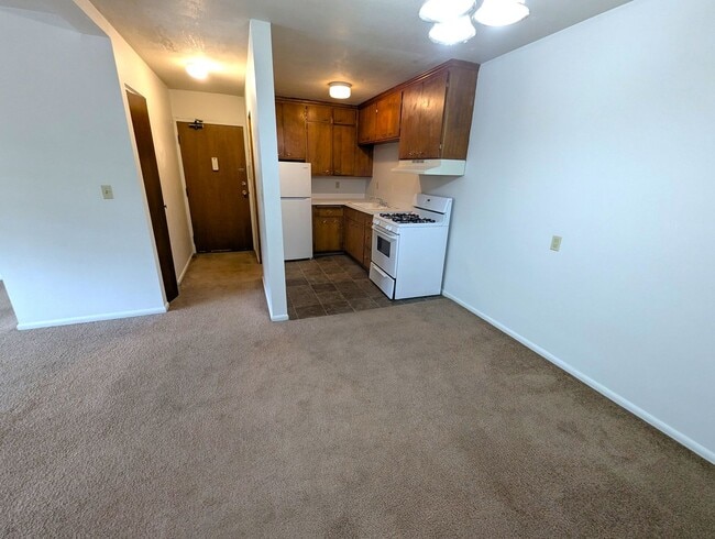 Building Photo - 2020 Pillsbury Ave