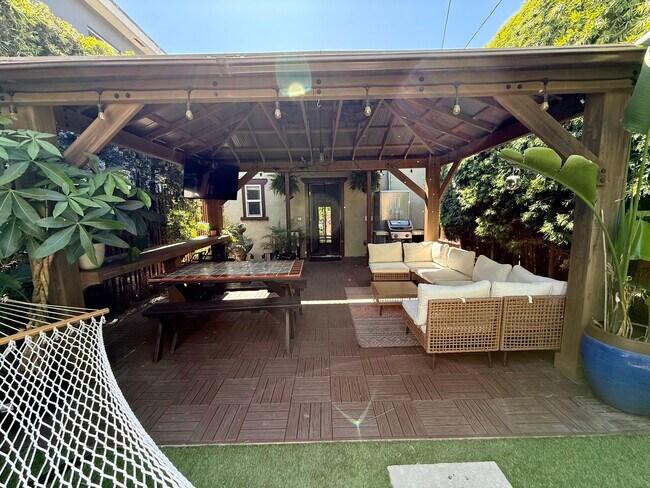 Foto del edificio - 1608 Cedar Ave