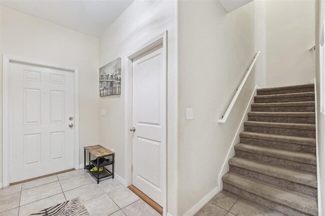 Building Photo - 10687 Lake Montauk Dr