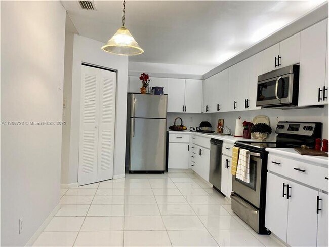 Foto del edificio - 543 Racquet Club Rd