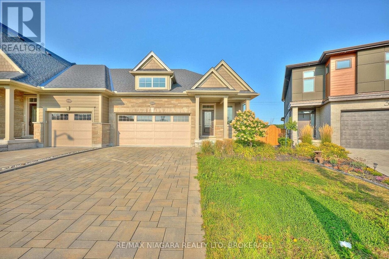 Photo principale - 3947 Mitchell Cres
