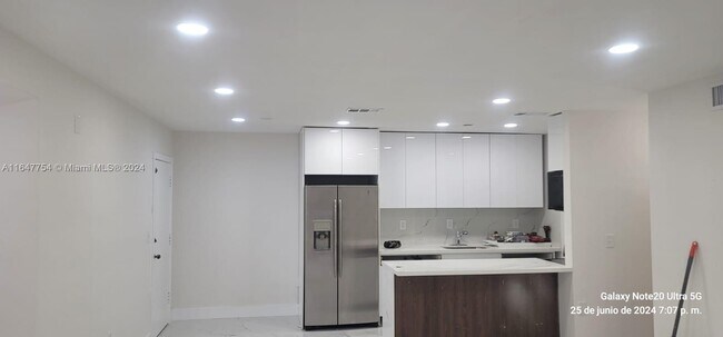 Building Photo - 9402 SW 77th Ave