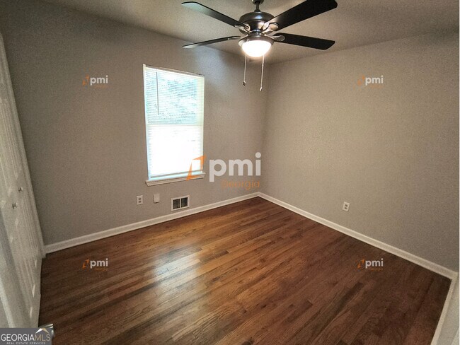 Foto del edificio - 819 Forrest Cir SE