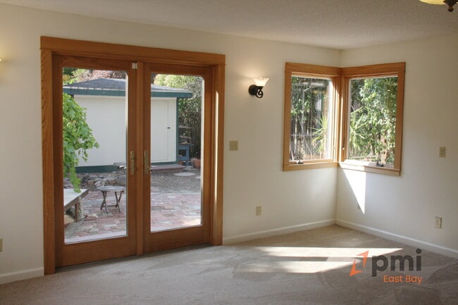 Building Photo - Cute House with Spacious Private Backyard