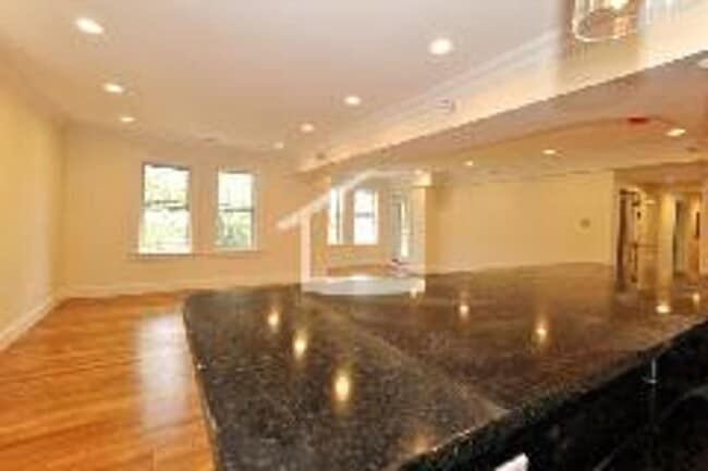 Building Photo - AWESOME BROOKLINE SIX BED!!!!