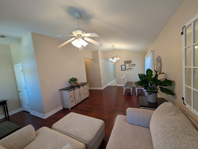 Entrada - 1015 Burning Tree Way