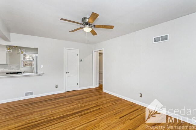 Building Photo - College Hill Gem!