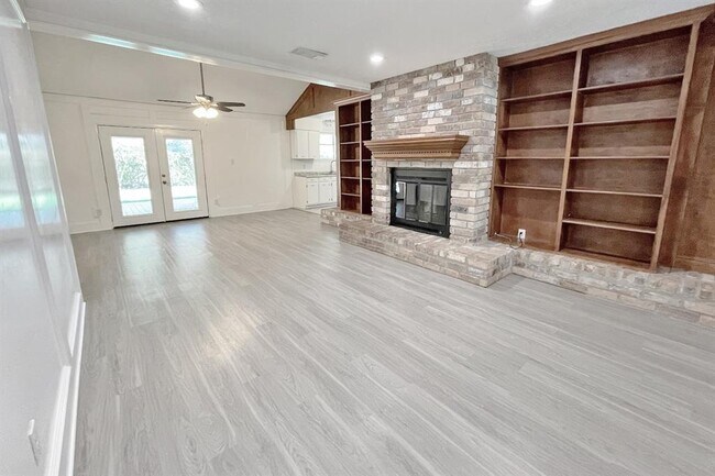 Building Photo - 305 Castlelake Dr