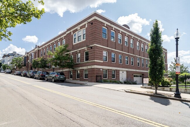 Foto del edificio - 374-398-398 Bunker Hill St