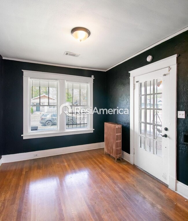 Building Photo - Classic Bungalow in a Convenient Location!