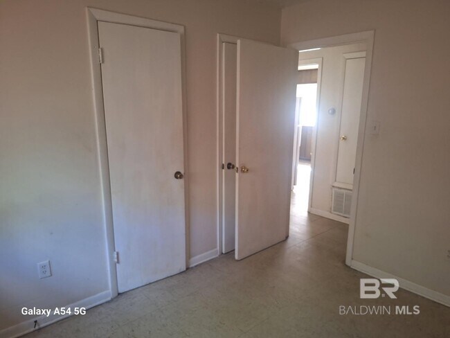 Foto del edificio - 2211 Wolf Ridge Rd