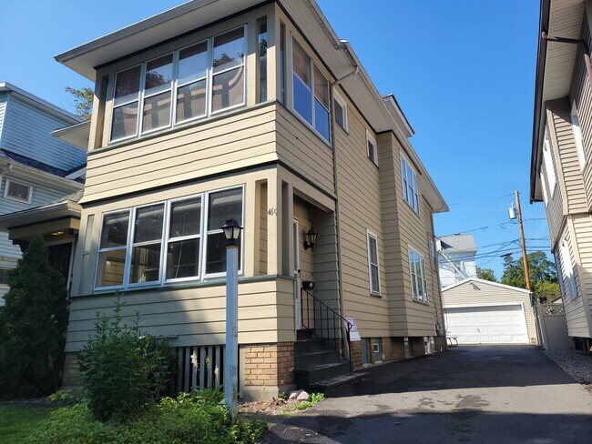 Apartamento de planta baja con entrada lateral derecha - 469 Maplewood Ave