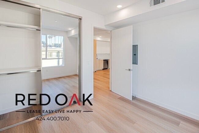 Foto del edificio - Sun-Drenched Two Bedroom Featuring Large P...