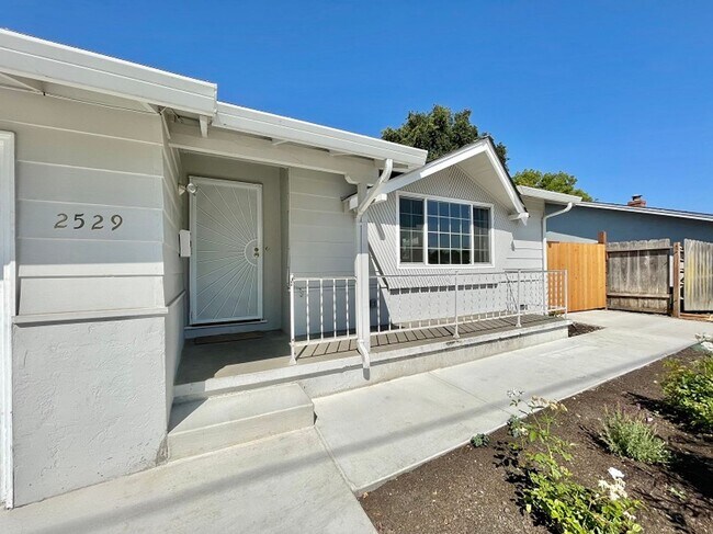 Building Photo - Three Bedroom Single Level Napa Home