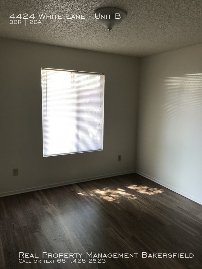 Building Photo - 4424 White Lane Unit B