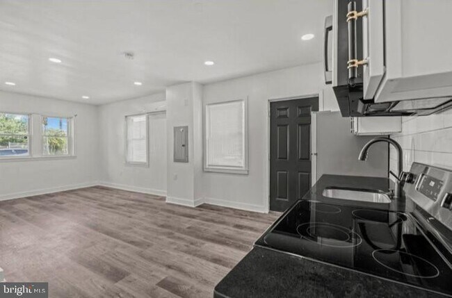 Building Photo - 2322 S 63rd St