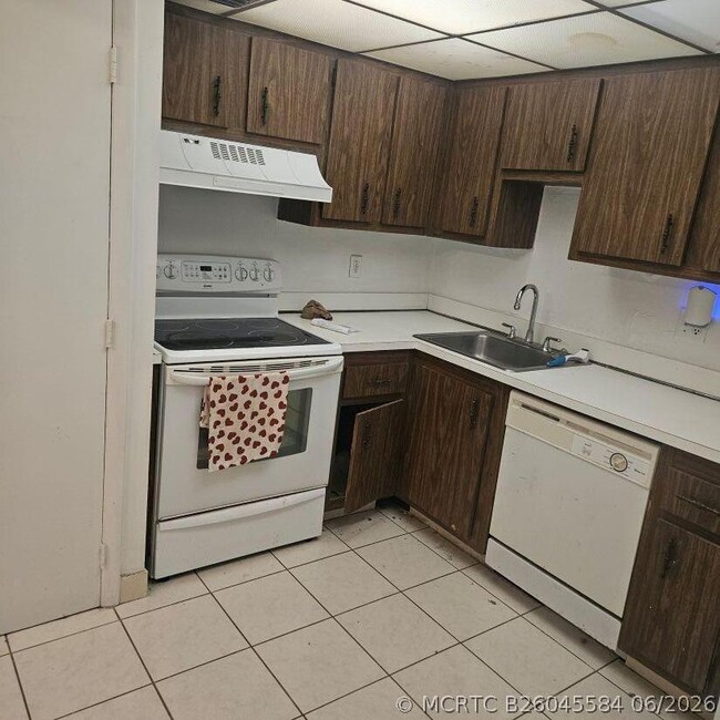Building Photo - 4174 Inverrary Dr