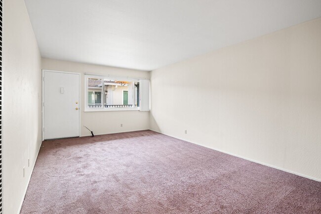 Foto del edificio - Garage & In-Unit Laundry! 3 Bedroom Apartm...