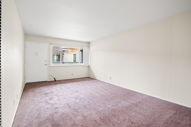 Building Photo - Garage & In-Unit Laundry! 3 Bedroom Apartm...