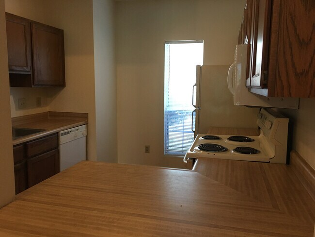 Foto del edificio - Great location off Millbrook near 70! 2 Bedroom ~2 bath~ pets negotiable! No HOA!