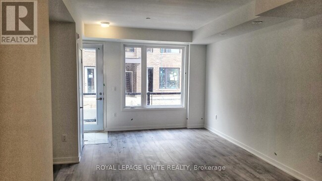 Building Photo - 3556-3556 Colonial Dr