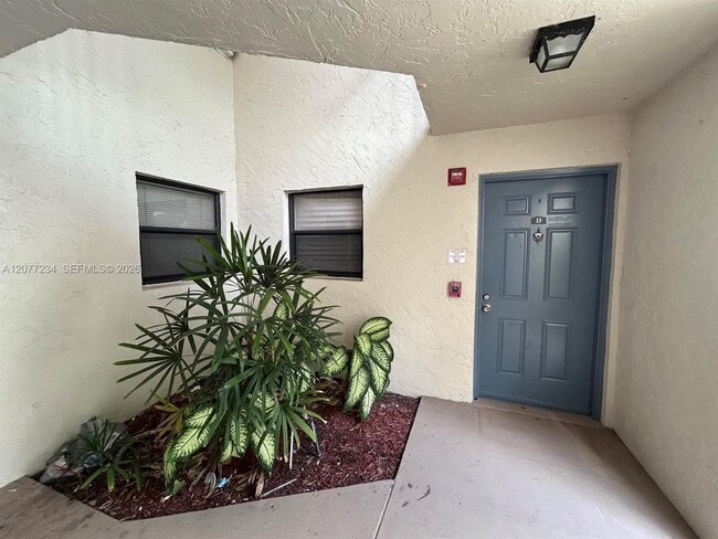 Building Photo - 1525 Lake Crystal Dr