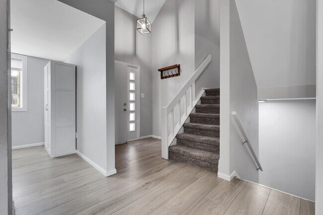Foto del edificio - $3,000 - 3 Bed, 2.5 Bath Townhome with Fin...