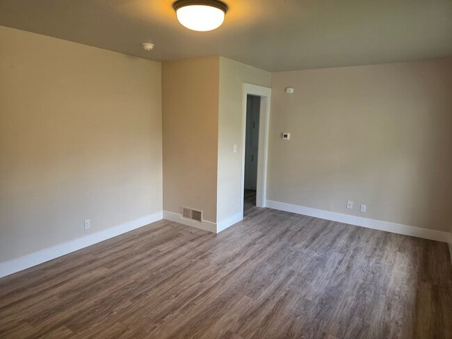 Building Photo - Great Home Available