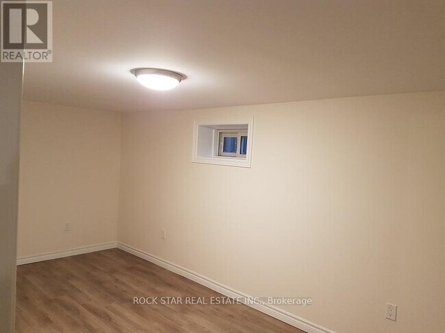 Photo du bâtiment - 324 E 33rd St