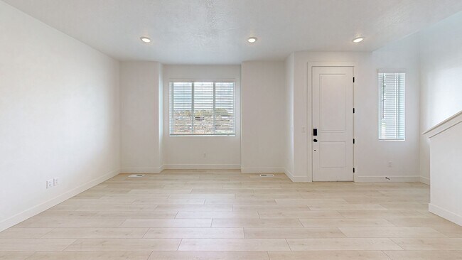 Foto del edificio - Stunning End Unit Townhome in Sunrise Ranch - Mapleton