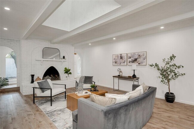 Foto del edificio - 4202 N Hills Dr