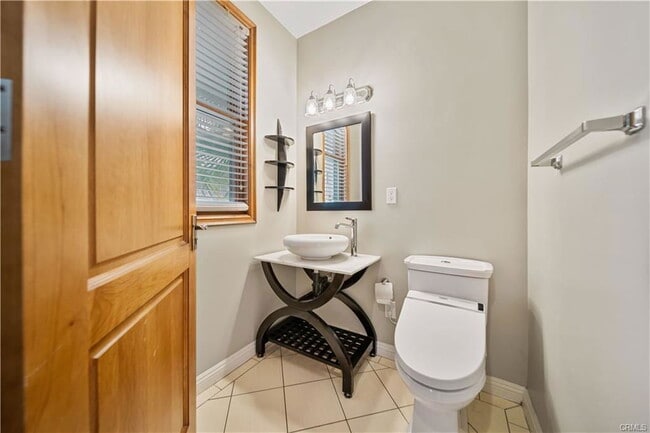 Building Photo - 216 N Buena Vista St