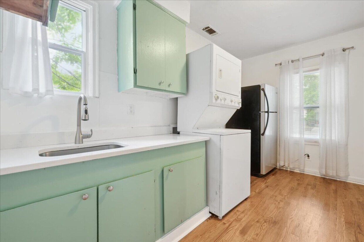 Primary Photo - Cozy duplex unit with fully fenced back yard.