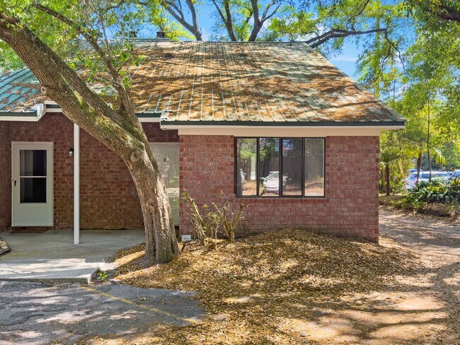 Foto del edificio - END UNIT TOWNHOME