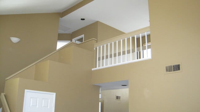 Building Photo - 940 La Palma Cir