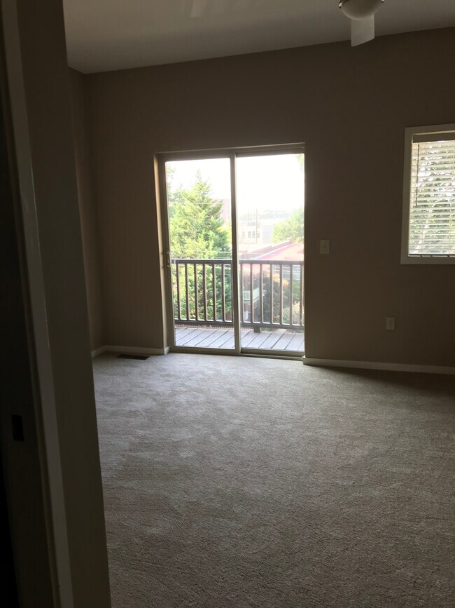 Building Photo - 832 E 8th St