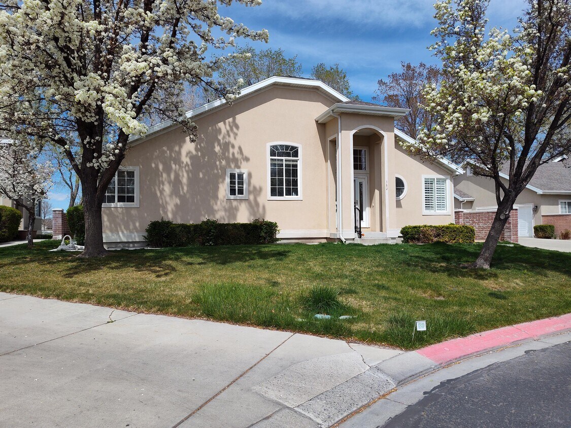 Primary Photo - 382 E Marina Cir