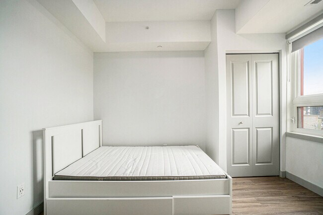 Building Photo - Mural Kingston - 5 Minutes to Campus!