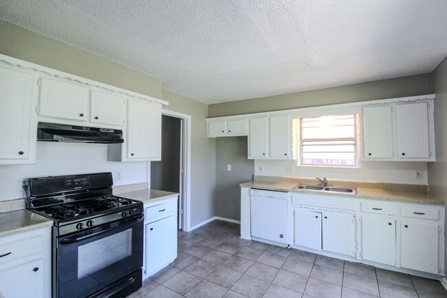 Building Photo - Step into the warmth and charm of this del...